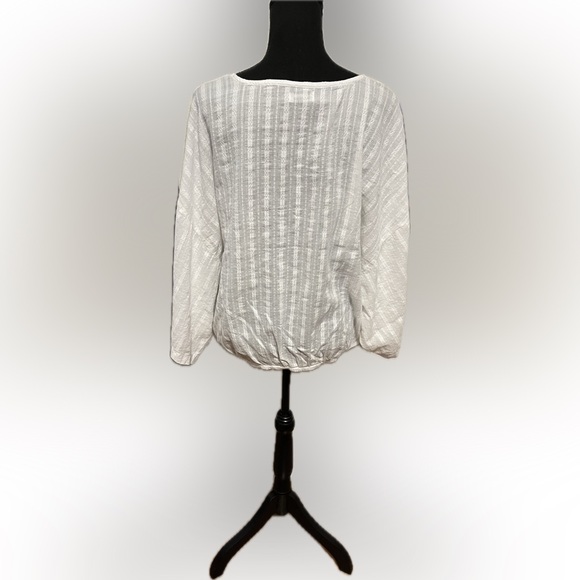 Dash Studio Beautiful white top with detailed material Large NWT - Picture 2 of 9